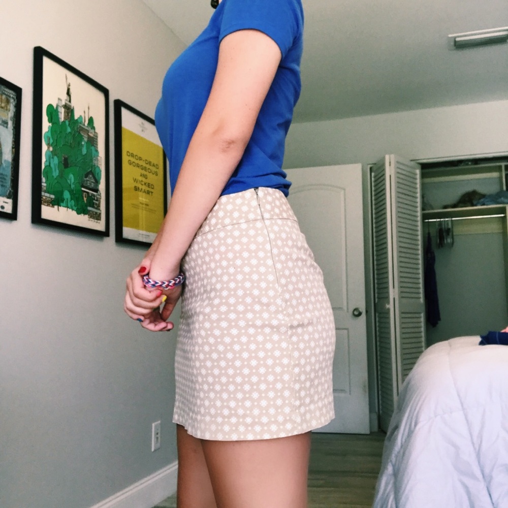 Old Navy tan and white mini💫